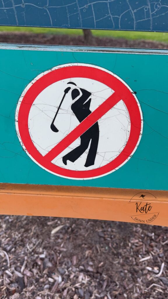 a pictorial sign for "no golfing"